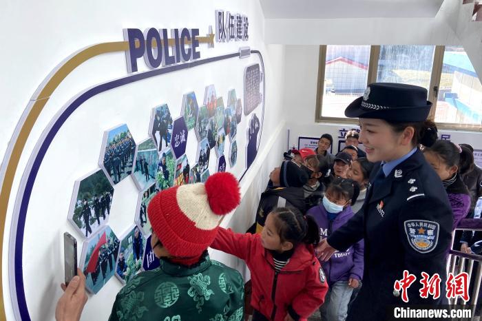 山南邊境管理支隊勒布邊境派出所舉行警營開放日活動，邀請駐地民眾進警營，了解民警工作生活?！∏f冀 攝