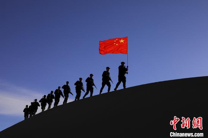 日喀則邊境管理支隊幾腳橋邊境檢查站民警在轄區(qū)開展巡邏工作。　龍小鳳 攝