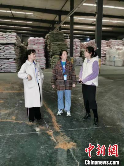 圖為次仁措姆(中)正在開展街道工作。<a target='_blank' ><p  align=