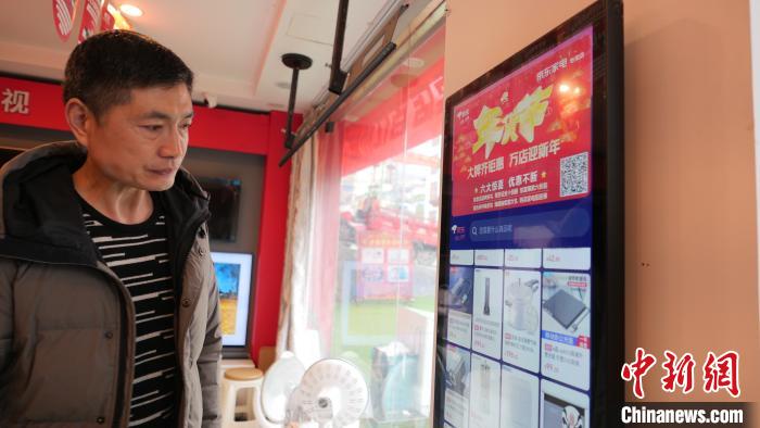 圖為店內(nèi)放置的可在線選購商品的觸摸電子展示屏?！≈x牧 攝