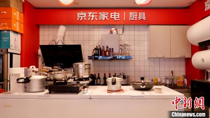 圖為店內(nèi)部分商品展示?！≈x牧 攝