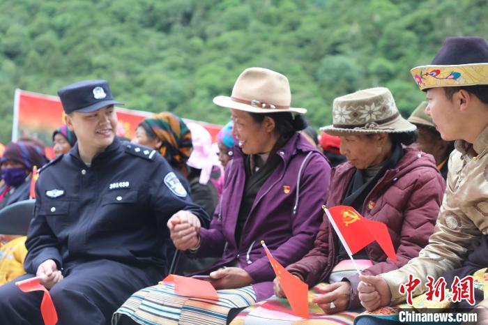 圖為李陽(yáng)副所長(zhǎng)(前排左一)與卓嘎、央宗姐妹共同參加愛(ài)國(guó)主義教育活動(dòng)?！〉录?攝