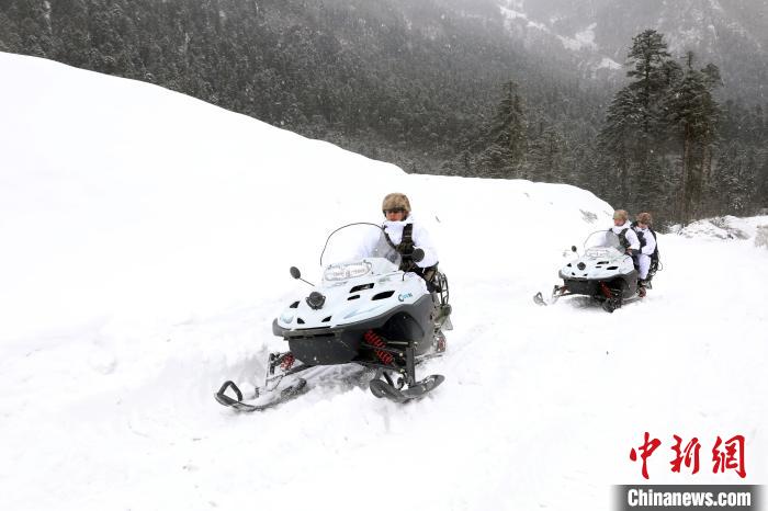 圖為雪地摩托車開(kāi)路?！⊙鸩?攝