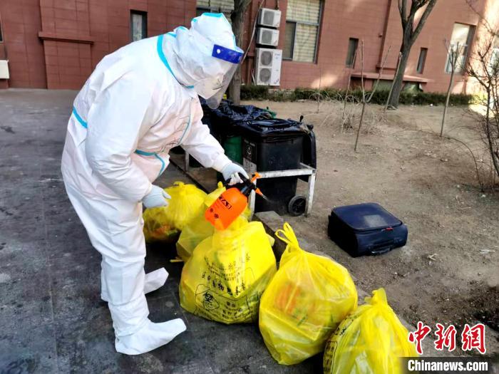 給垃圾做消殺?！¤F西區(qū)委宣傳部 攝