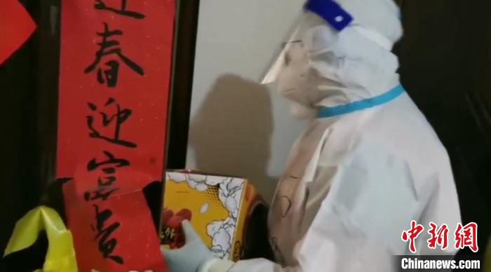 為封閉在家居民送快遞?！¤F西區(qū)委宣傳部 攝