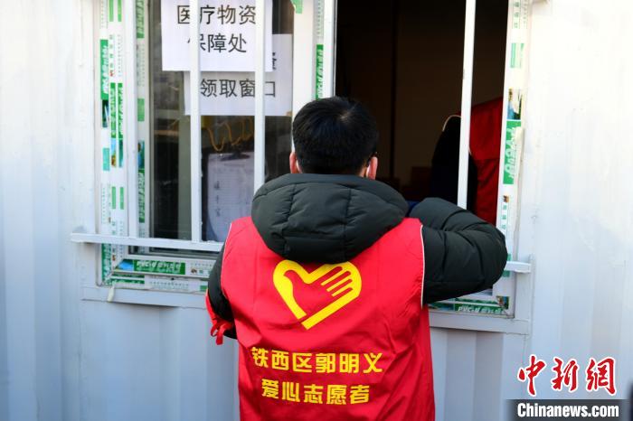 領(lǐng)防護用品?！¤F西區(qū)委宣傳部 攝