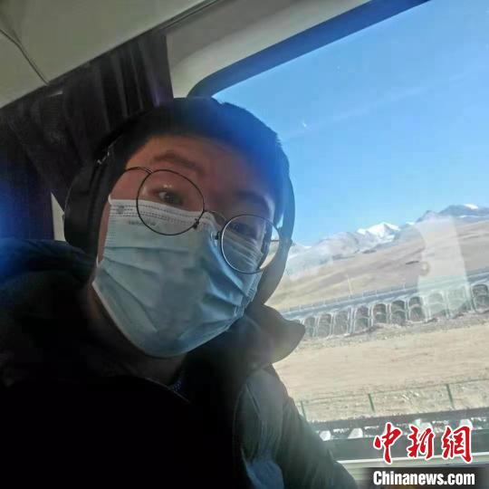 1月8日在西藏那曲開往拉薩火車上?！∈茉L者供圖 攝