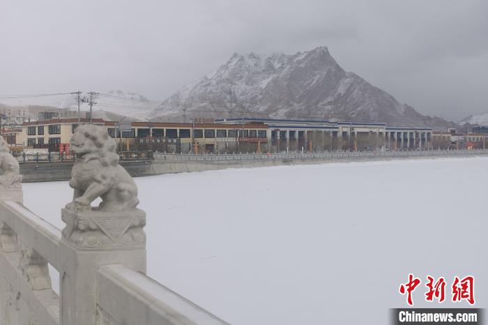 圖為2月5日傍晚時(shí)分的西藏阿里獅泉河鎮(zhèn)雪景。　王世才 攝
