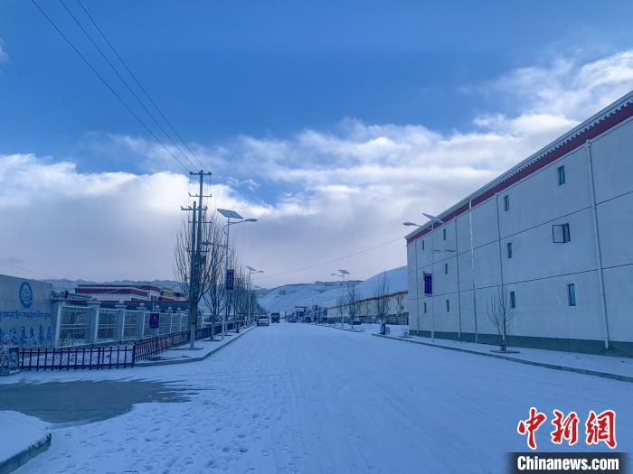圖為西藏札達(dá)縣街道被積雪覆蓋。　強(qiáng)久 攝