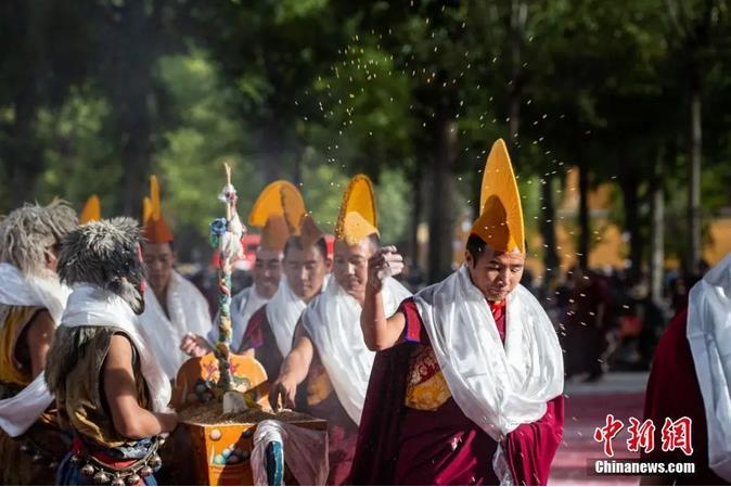 資料圖：扎什倫布寺跳神活動結(jié)束后，僧眾依次拋撒“切瑪”盒中的青稞祈福。<a target='_blank' ><p  align=