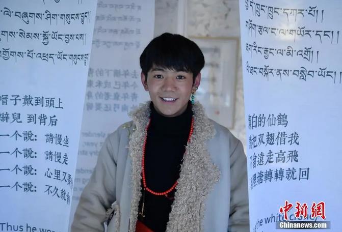 圖為丁真在理塘勒通古鎮(zhèn)倉央嘉措微型博物館里留影。<a target='_blank' ><p  align=