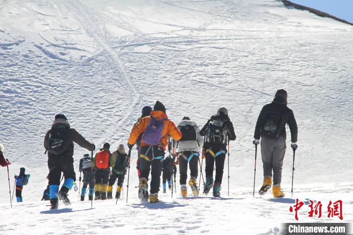 圖為2019年，普通民眾在洛堆峰體驗(yàn)登雪山活動(dòng)。資料圖 趙朗 攝