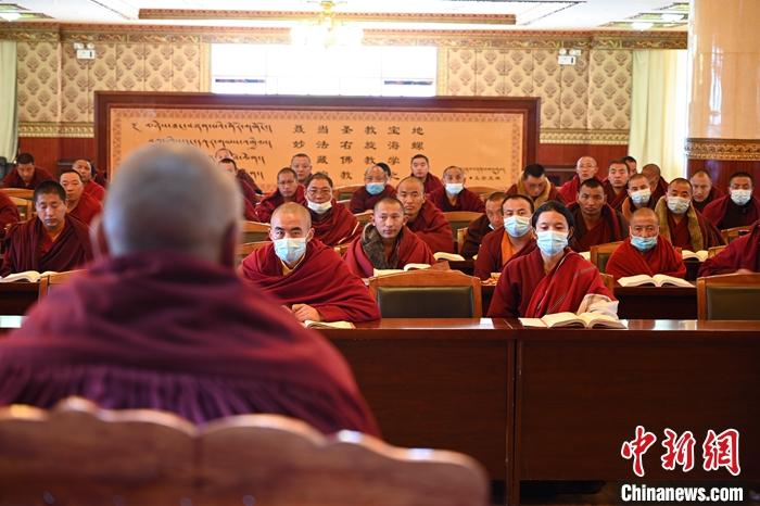 3月23日，記者走進位于拉薩的西藏佛學(xué)院，探訪宗教學(xué)府的新學(xué)期。圖為佛學(xué)院學(xué)員正在上課。<a target='_blank' ></p><p  align=