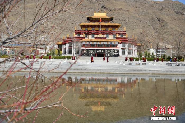 3月23日，西藏佛學(xué)院開學(xué)第二日，<a target='_blank' >中新社</a>記者前往學(xué)院探訪了少年活佛班、尼眾部等，走進了他們的課堂。該學(xué)院有來自藏傳佛教格魯派、寧瑪派等各個教派的僧尼，900余人在此學(xué)習(xí)。圖為西藏佛學(xué)院內(nèi)景。<a target='_blank' >中新社</a>發(fā) 貢嘎來松 攝