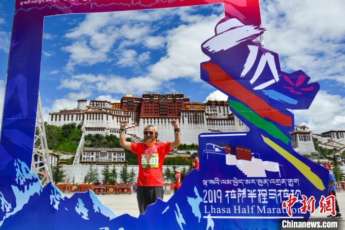 資料圖為2019年8月18日，拉薩舉行半程馬拉松賽?！〗w波 攝