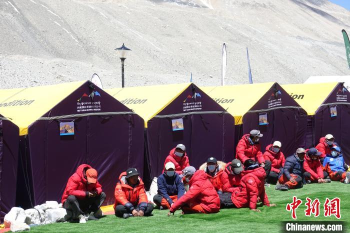 5月9日，登山隊員在珠峰北坡登山大本營歇息?！∪轿木?攝