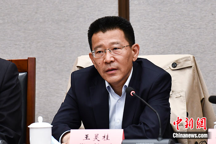 5月16日，由中國社會科學院西藏智庫、中國社會科學院民族學與人類學研究所主辦的第五屆西藏智庫國際論壇在北京舉行。中國社會科學院副院長王靈桂在致辭中表示，今年是西藏和平解放70周年，西藏人民團結奮斗，把貧窮落后的舊西藏建設成經(jīng)濟發(fā)展、文化繁榮、社會進步、環(huán)境良好、生活幸福的社會主義新西藏，西藏歷史上第一次徹底消滅了絕對貧困，同全國人民一起，西藏各族人民已經(jīng)走進全面建成小康社會的新時代，進入歷史發(fā)展的新坐標。 <a target='_blank' ><p  align=