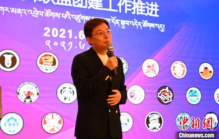 圖為中國(guó)舞蹈家協(xié)會(huì)街舞委員會(huì)常務(wù)副主任、秘書(shū)長(zhǎng)夏銳致辭?！≮w朗 攝