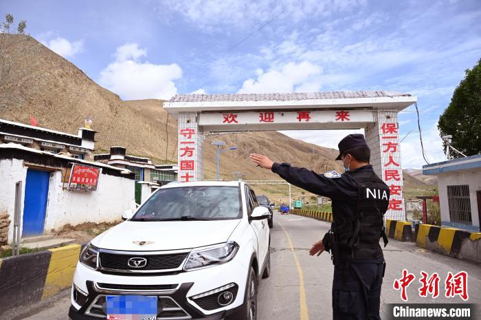 圖為移民管理警察示意司機停車接受檢查?！≮w朗 攝