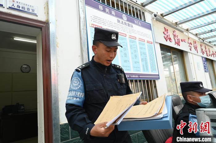 圖為洛桑朗嘎向記者展示卷宗?！≮w朗 攝