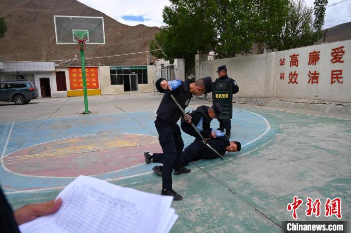 圖為移民管理警察進行警務(wù)技能考核?！≮w朗 攝