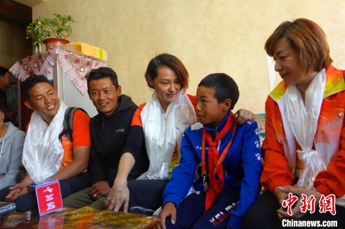 圖為世界冠軍在拉薩進行家訪，與青少年運動員聊天?！∪轿木?攝