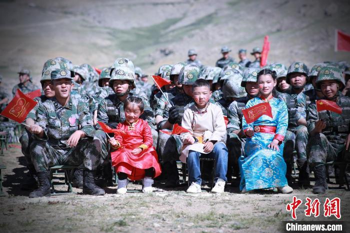 圖為駐地小朋友參加此次活動(dòng)?！?普布扎西 攝