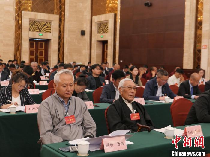 圖為西藏自治區(qū)各族各界慶祝中國(guó)共產(chǎn)黨成立100周年座談會(huì)現(xiàn)場(chǎng)?！≈x牧 攝
