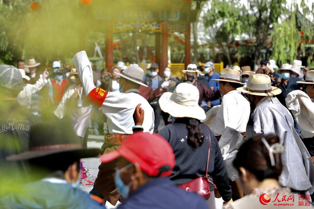 拉薩市民在宗角祿康公園跳鍋莊舞。人民網(wǎng) 次仁羅布攝