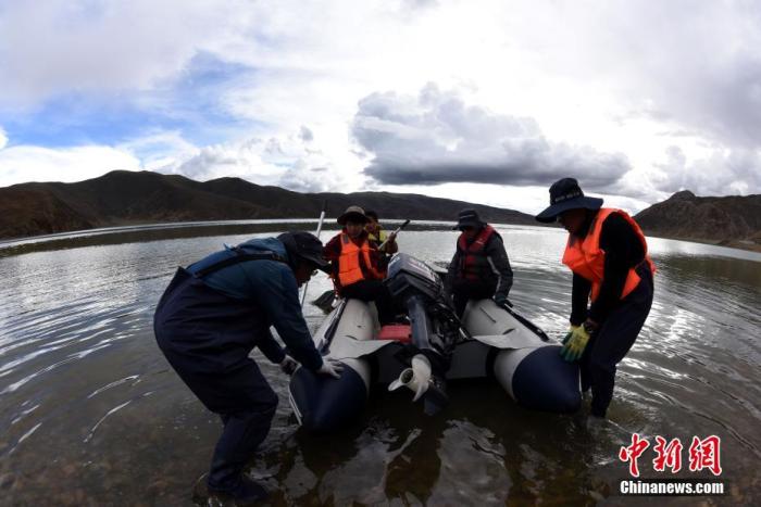 圖為科考隊員準(zhǔn)備乘快艇前往浪錯湖中心開展科考作業(yè)。 <a target='_blank' ><p  align=