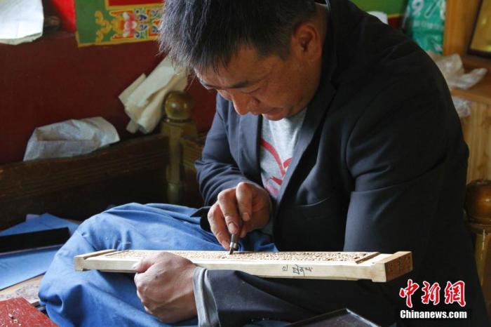 圖為7月14日，普松雕刻技藝傳承人嘎瑪曲扎正在家中進行創(chuàng)作。 <a target='_blank' ><p  align=