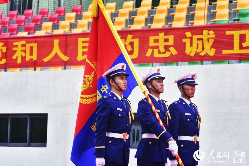 迎國(guó)家綜合性消防救援隊(duì)伍隊(duì)旗。人民網(wǎng) 李海霞 攝