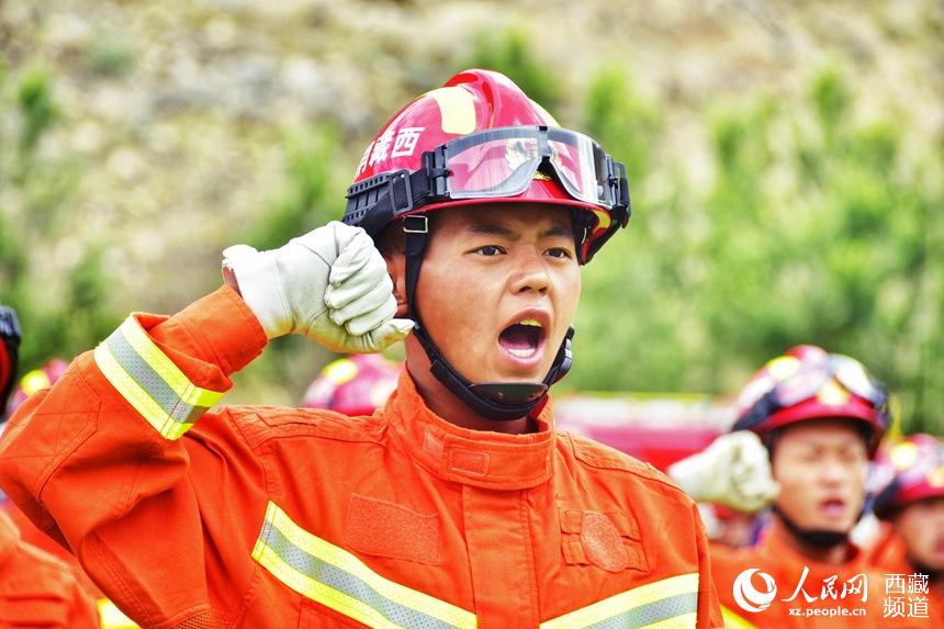 消防指戰(zhàn)員重溫入隊(duì)誓詞。人民網(wǎng) 李海霞 攝