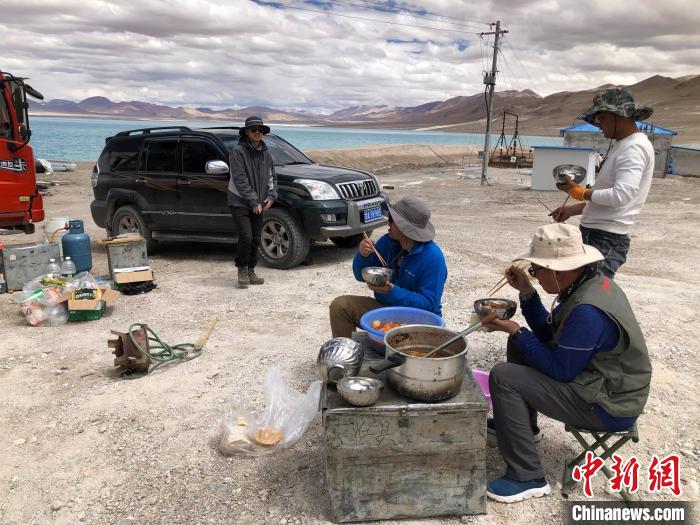 在“世界屋脊”上作業(yè)，中國科考隊員衣、食、住、行有何特色？