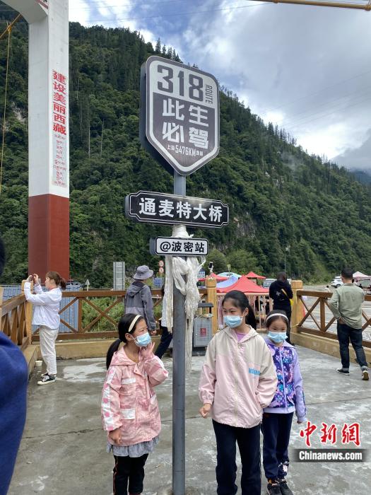 游人在通麥特大橋拍照打卡。彭寧鈴 攝