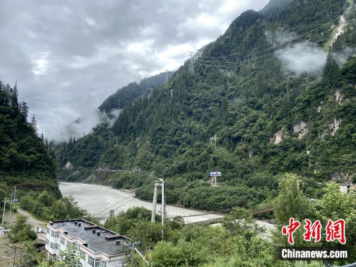 險(xiǎn)山急流中的兩座橋。彭寧鈴 攝