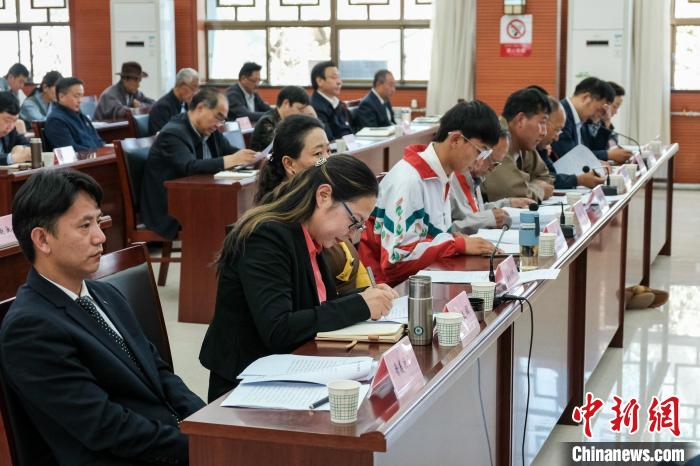 圖為8月10日座談會(huì)現(xiàn)場(chǎng)，左一為歸國(guó)定居藏胞晉美次旦。　江飛波 攝