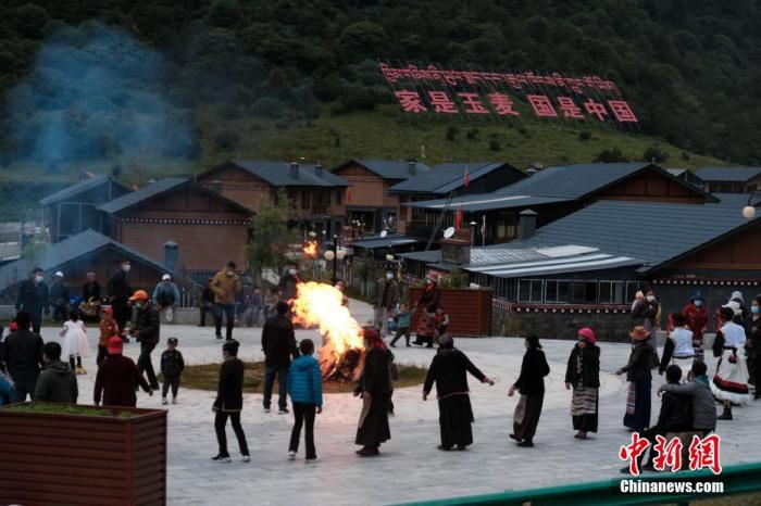 圖為8月5日，玉麥鄉(xiāng)民眾在鄉(xiāng)里跳鍋莊舞，從前的“三人鄉(xiāng)”熱鬧起來了。 <a target='_blank' ></p><p  align=
