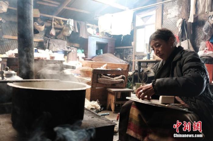 圖為8月6日，60歲的卓嘎在玉麥鄉(xiāng)牧場放牧點制作奶渣。 <a target='_blank' ></p><p  align=