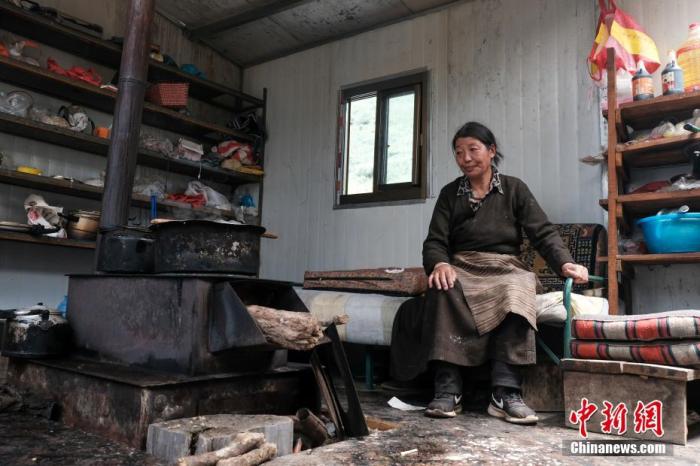 圖為8月6日，“玉麥姐妹”央宗在自家牧場放牧點的小屋里，她傳承了父親的生活習(xí)慣，喜歡待在牧場。 <a target='_blank' ></p><p  align=