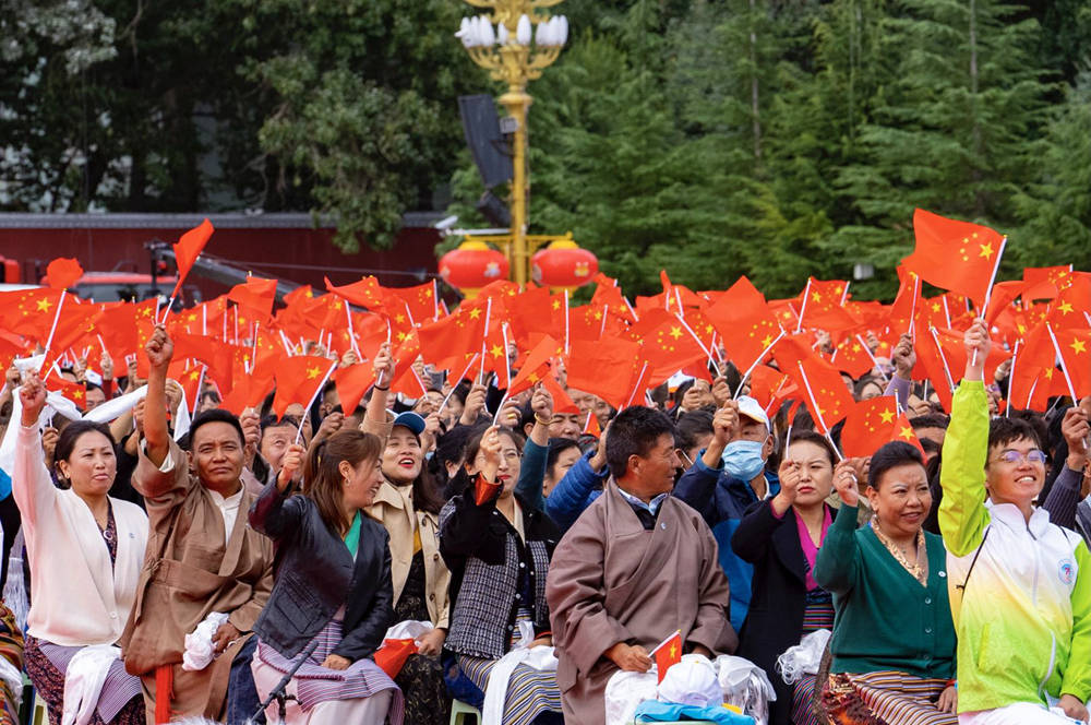 8月19日10時(shí)，慶祝西藏和平解放70周年大會(huì)在拉薩市布達(dá)拉宮廣場隆重舉行。徐馭堯 攝