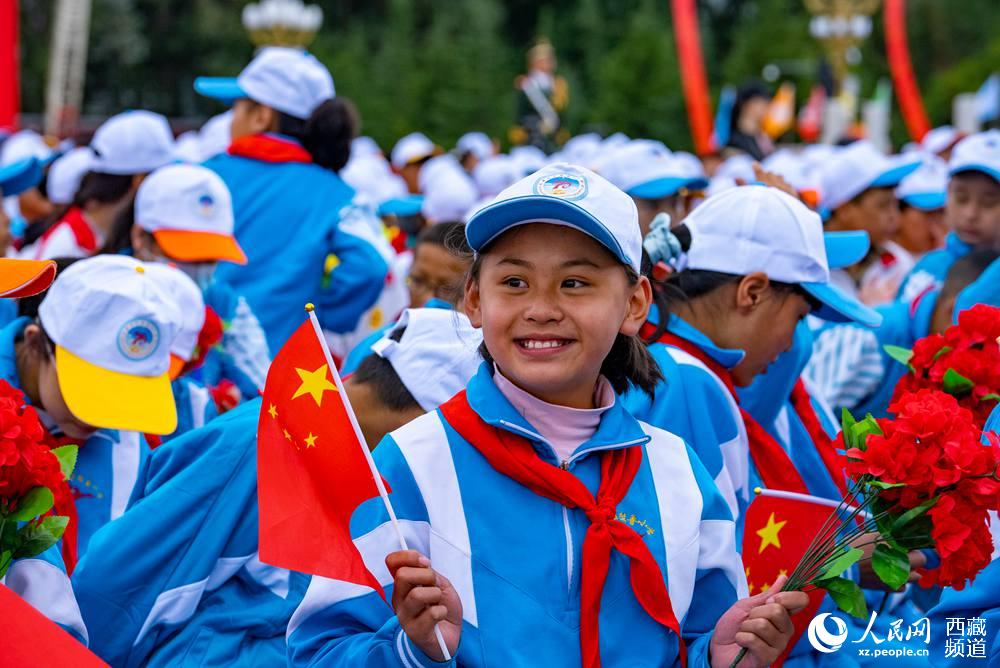 8月19日10時(shí)，慶祝西藏和平解放70周年大會(huì)在拉薩市布達(dá)拉宮廣場隆重舉行。徐馭堯 攝