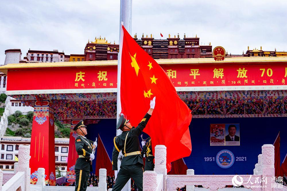 8月19日10時(shí)，慶祝西藏和平解放70周年大會(huì)在拉薩市布達(dá)拉宮廣場隆重舉行。這是大會(huì)舉行升旗儀式。徐馭堯 攝