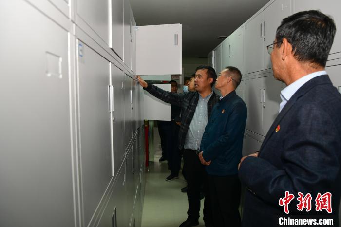 圖為參加西藏三大重點文物保護維修工程檔案移交進館儀式人員參觀拉薩市檔案館?！∝暩聛硭?攝