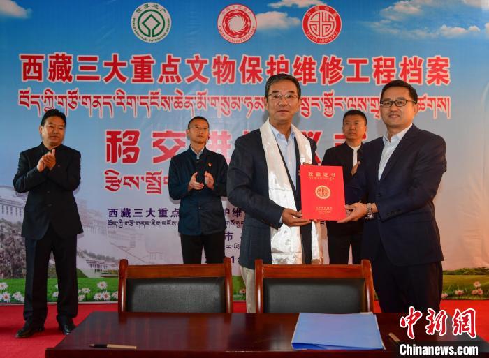 圖為西藏三大重點文物保護維修工程檔案移交進館儀式現(xiàn)場?！∝暩聛硭?攝