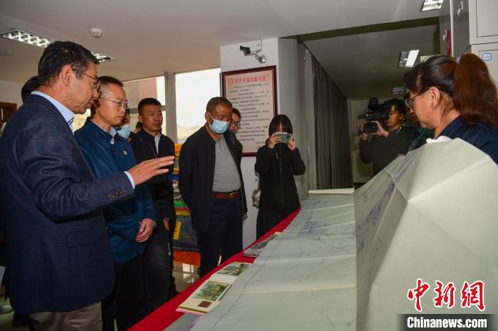 圖為參加西藏三大重點文物保護維修工程檔案移交進館儀式人員參觀布達拉宮手繪圖紙?！∝暩聛硭?攝