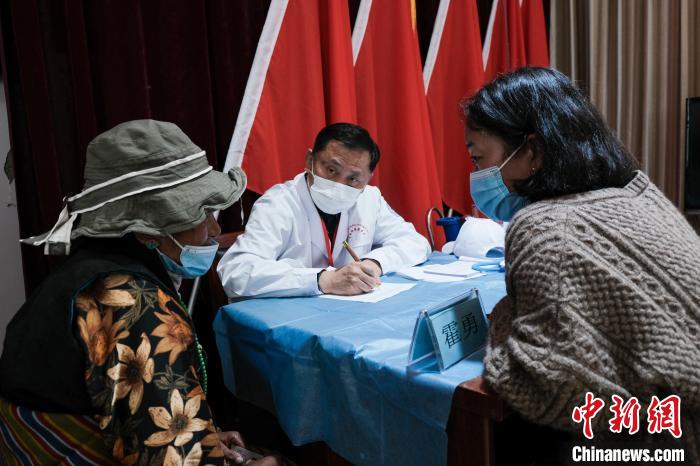 北京大學(xué)第一醫(yī)院教授、主任醫(yī)師霍勇在義診現(xiàn)場接診?！〗w波 攝