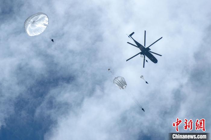 圖為傘降女兵在空中開傘?！⊥跏鰱| 攝