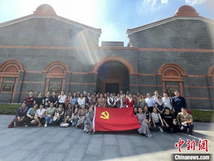 參觀中共一大、二大會址，學員們回顧了中國共產黨百年大黨的革命歷程。　華東師大供圖