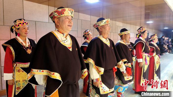 圖為西藏老年舞蹈隊在后臺準(zhǔn)備上場?！∝暽＠?攝